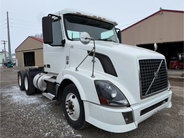 2011-volvo-vnl-day-cab-image-2