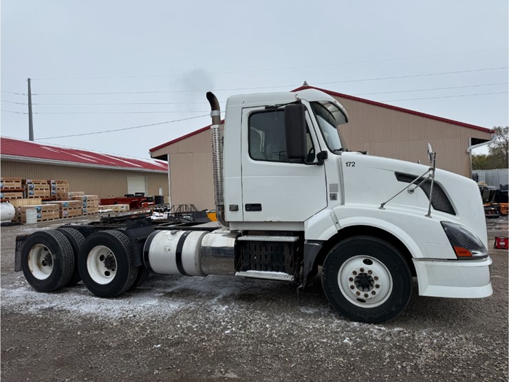 2011-volvo-vnl-day-cab-image-16