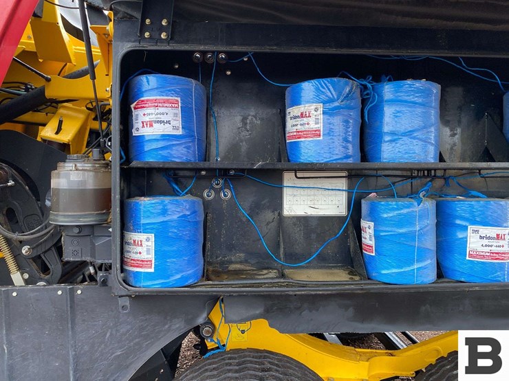 new-holland-340-image-28