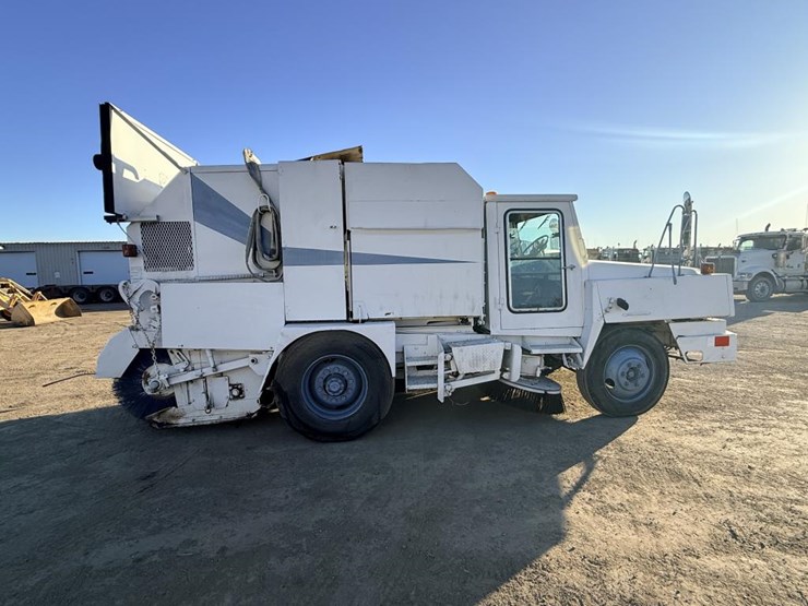 #1981-•-1990-mobil-sweeper-ahl-sweeper-truck-image-6