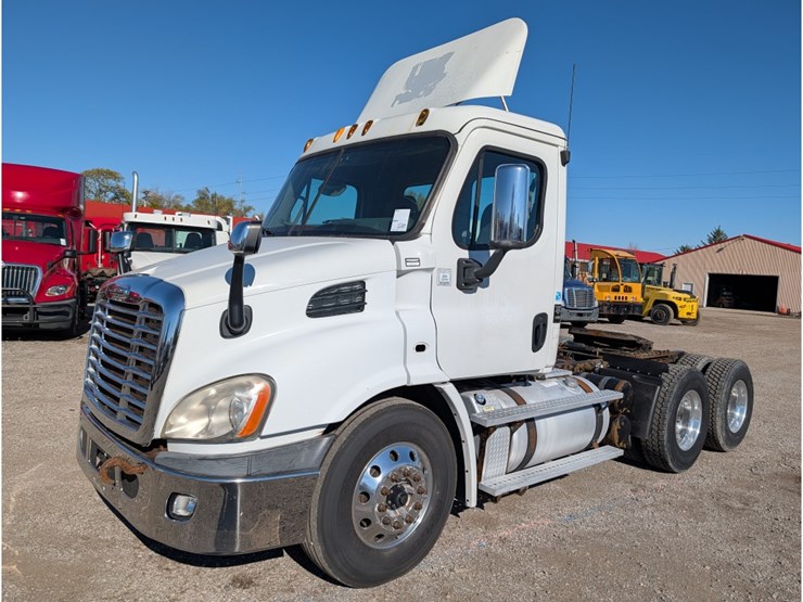 2013-freightliner-columbia-day-cab-image-1