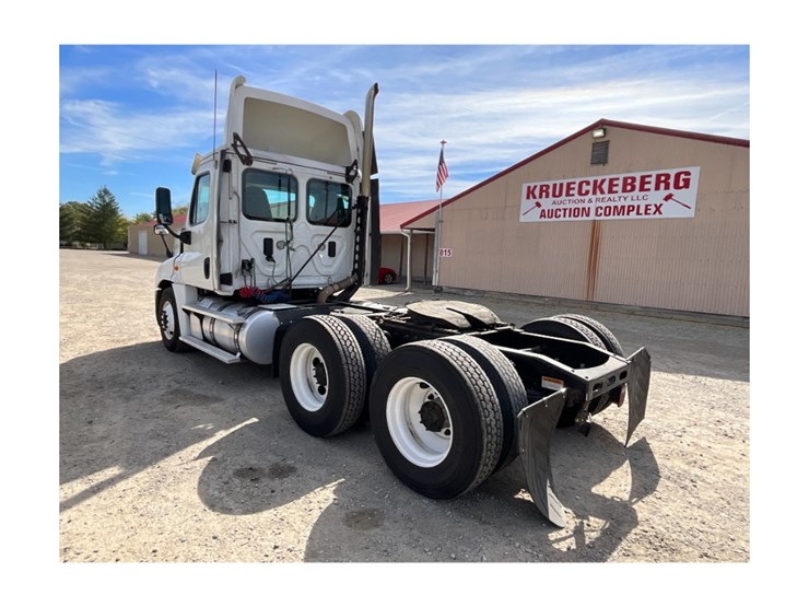 2014-freightliner-ca125-day-cab-image-14