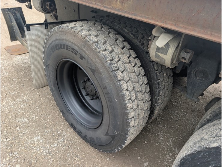 2005-freightliner-columbia-flatbed-w/-moffett-hookup-image-9