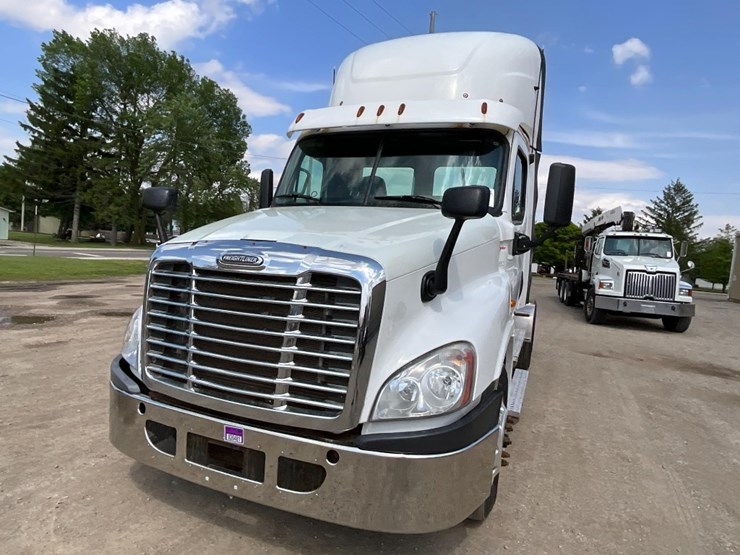 2016-freightliner-ca125-day-cab-image-3
