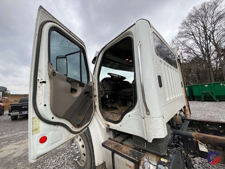 2013-freightliner-m2-s/a-cab-&-chassis-image-51