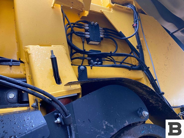 new-holland-340-image-48