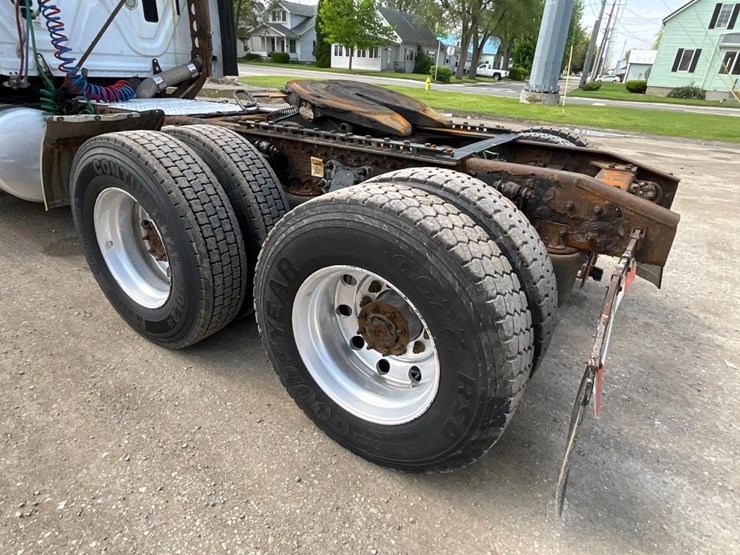 2016-freightliner-ca125-day-cab-image-16