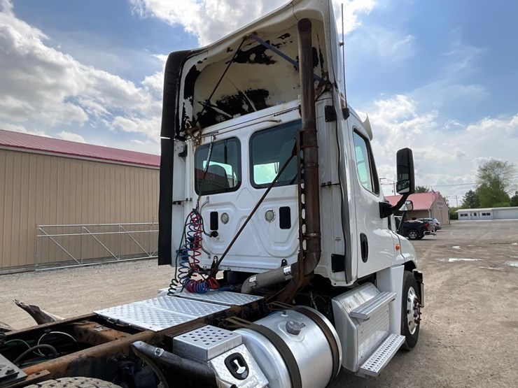 2016-freightliner-ca125-day-cab-image-11