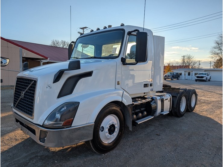 2015-volvo-vnl-day-cab-image-1