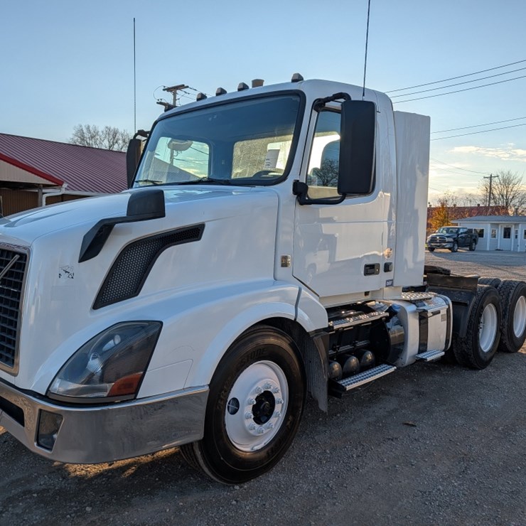 2015 Volvo VNL Day Cab