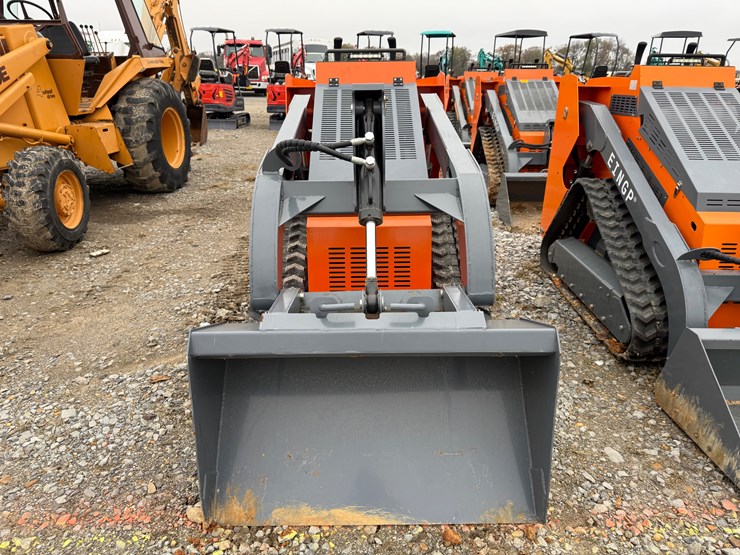 #99-•-2024-hurricane-hrc700-stand-on-skid-steer-loader-zj2024070171-inv#33623-image-2