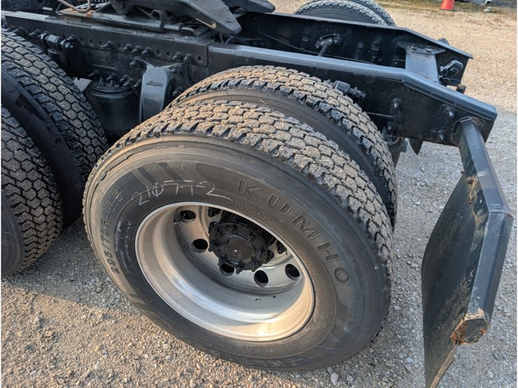 2016-freightliner-ca113-day-cab-image-10