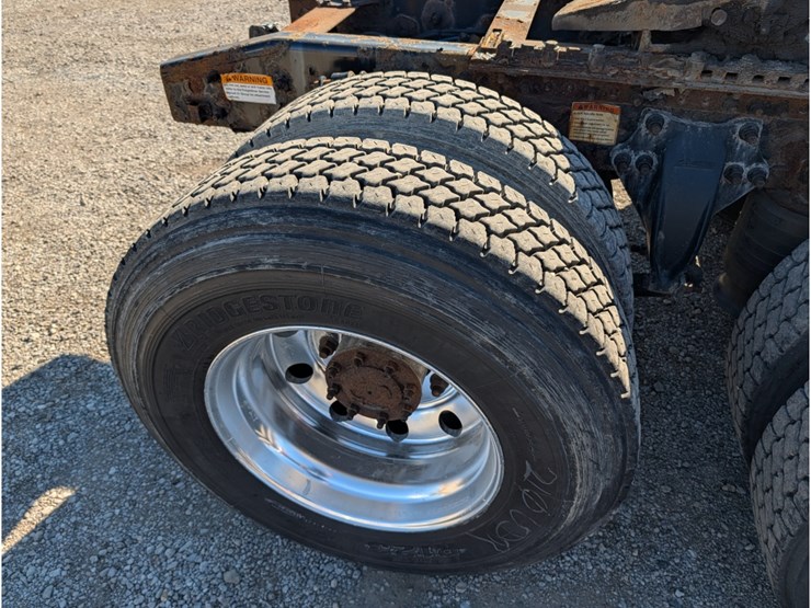 2013-freightliner-columbia-day-cab-image-7