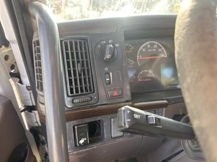 2011-volvo-10-image-26