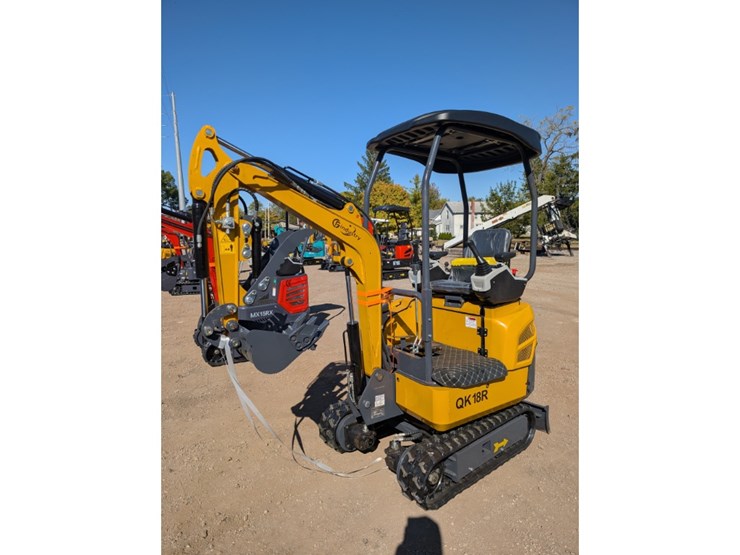 cfg-qk18r-mini-excavator-w/-hydraulic-thumb-image-2