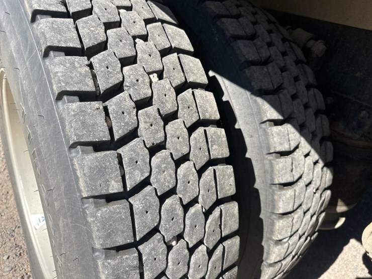 2013-freightliner-m2-106-image-76