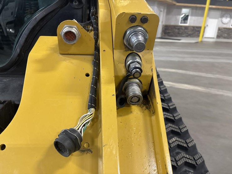 2018-caterpillar-228-image-26