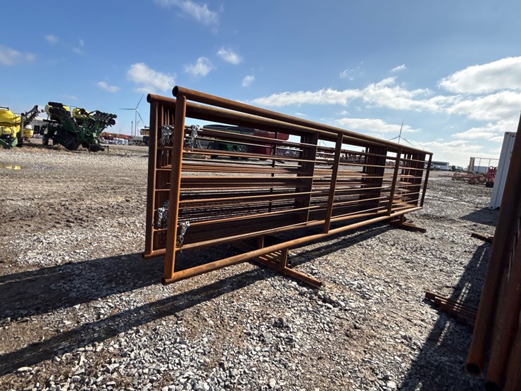 #22675-•-(9)-cattle-panels-&-(1)-gate-image-3