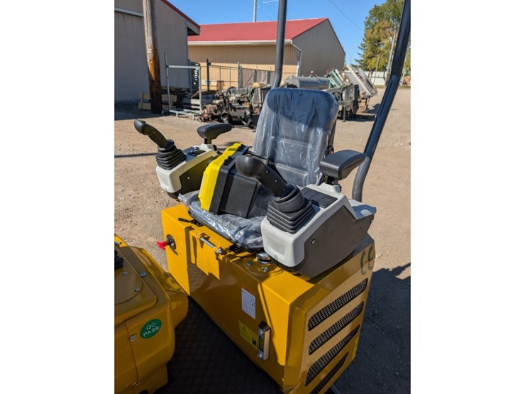 cfg-mx12rx-mini-excavator-w/-mechanical-thumb-image-11