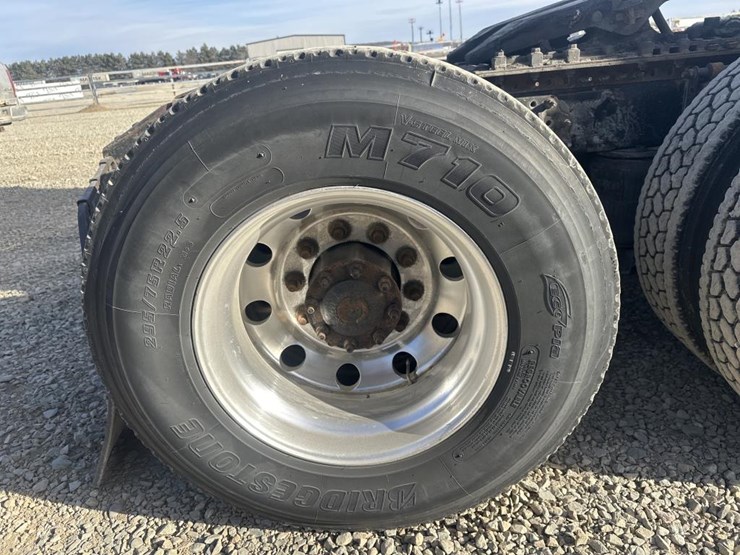 2011-volvo-10-image-58