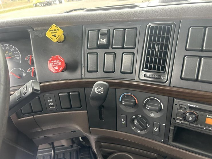 #1676-•-2015-volvo-vnl-day-cab-truck-tractor-image-36