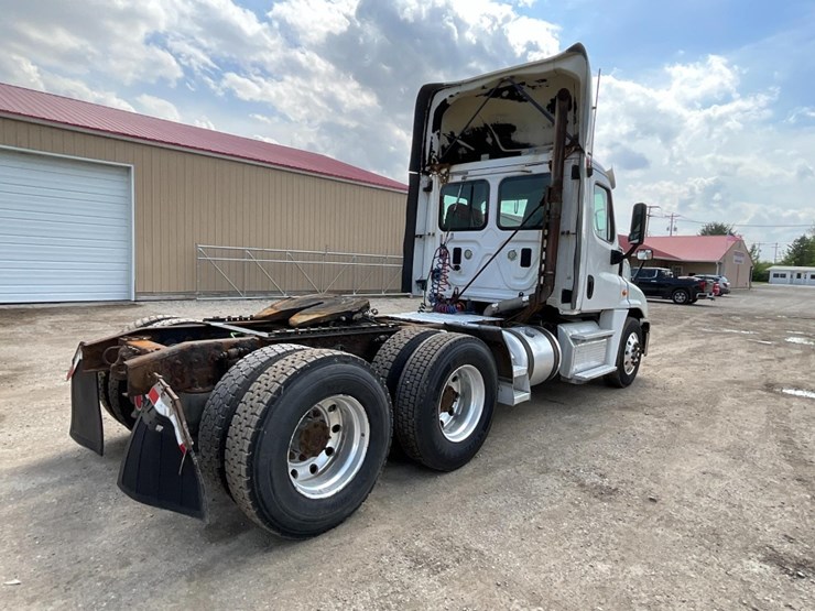 2016-freightliner-ca125-day-cab-image-12