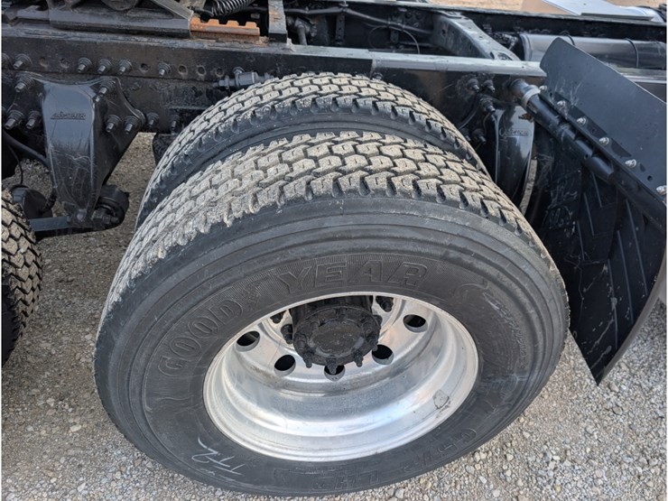 2016-freightliner-ca113-day-cab-image-6