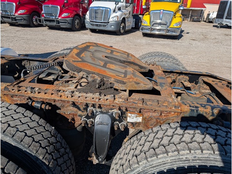 2013-freightliner-columbia-day-cab-image-13