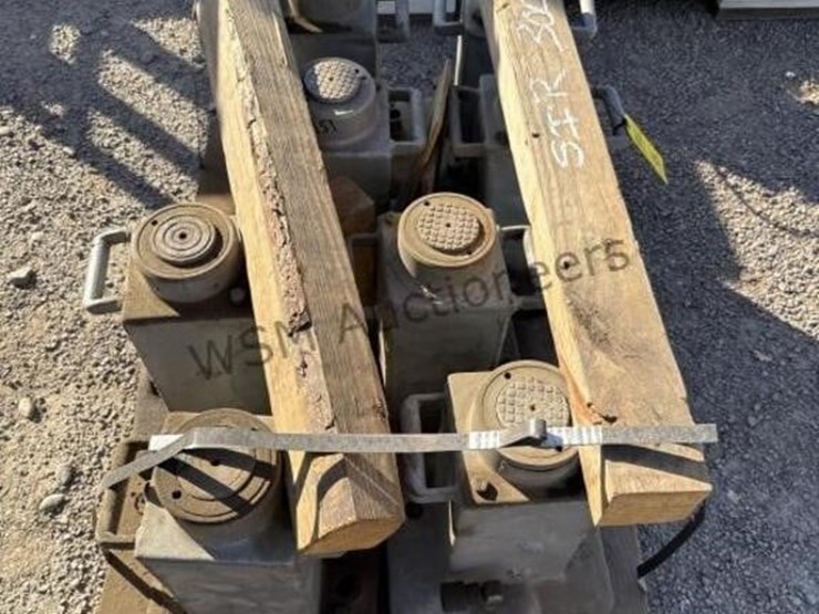pallet-of-hydraulic-jacks-image-2
