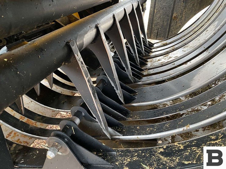 new-holland-340-image-25