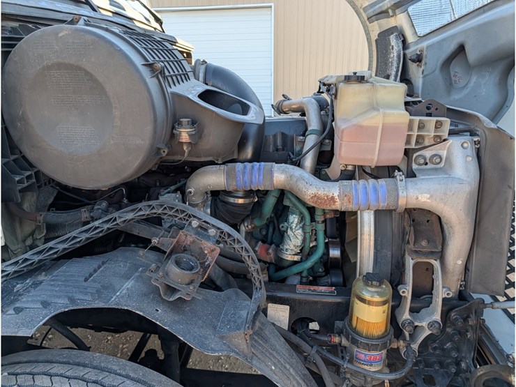 2014-volvo-vnl-day-cab-image-16