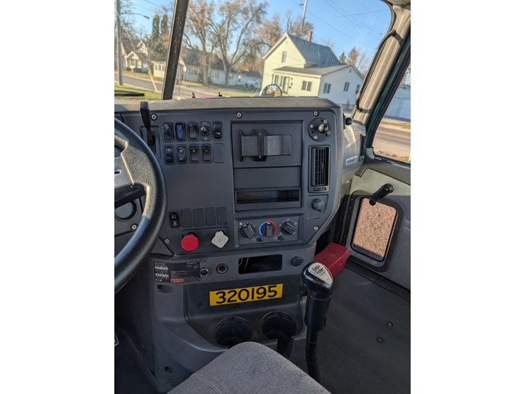 2013-mack-cxu612-day-cab-image-23