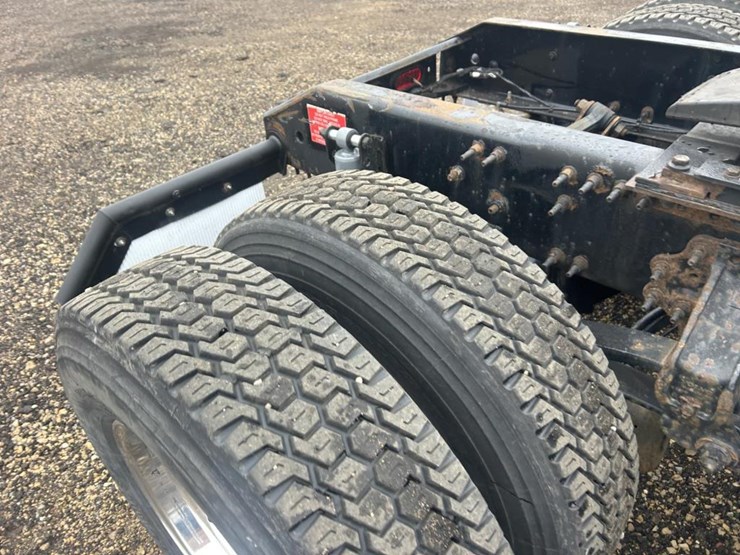 #1676-•-2015-volvo-vnl-day-cab-truck-tractor-image-17