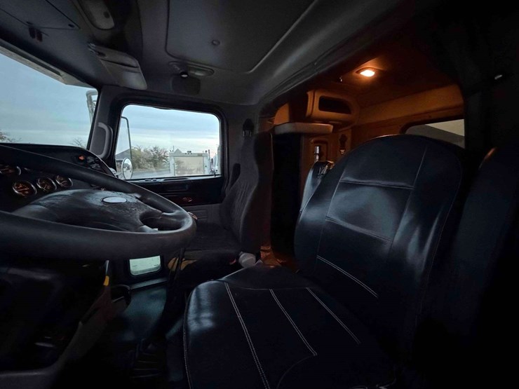 2015-peterbilt-389-image-6