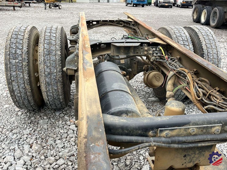 2013-freightliner-m2-s/a-cab-&-chassis-image-38