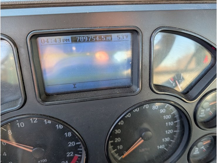 2013-mack-cxu612-day-cab-image-25