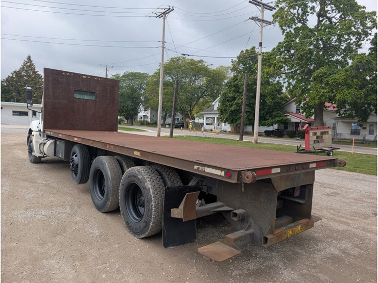 2005-freightliner-columbia-flatbed-w/-moffett-hookup-image-12