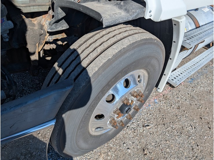 2013-freightliner-columbia-day-cab-image-17