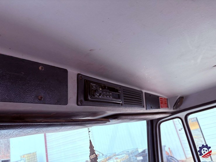 1998-freightliner-fl70-image-81