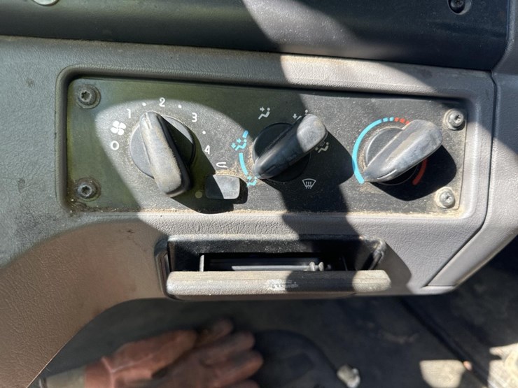 2013-freightliner-m2-106-image-43