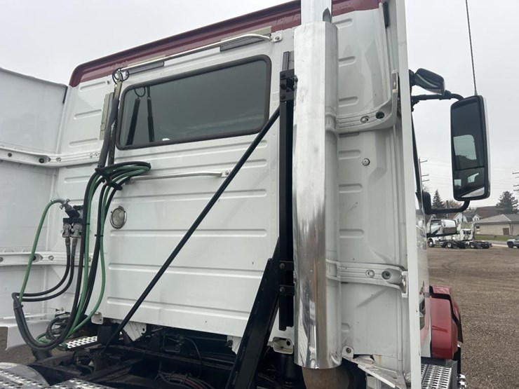 #1676-•-2015-volvo-vnl-day-cab-truck-tractor-image-21