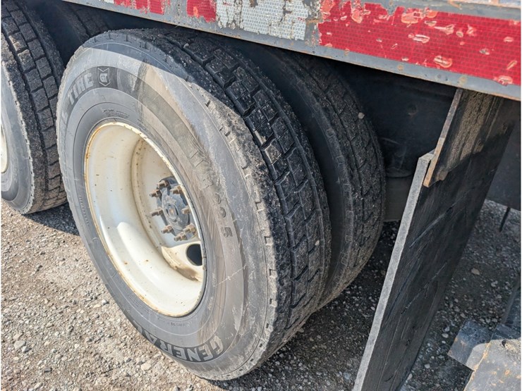 2015-freightliner-m2-106-image-11