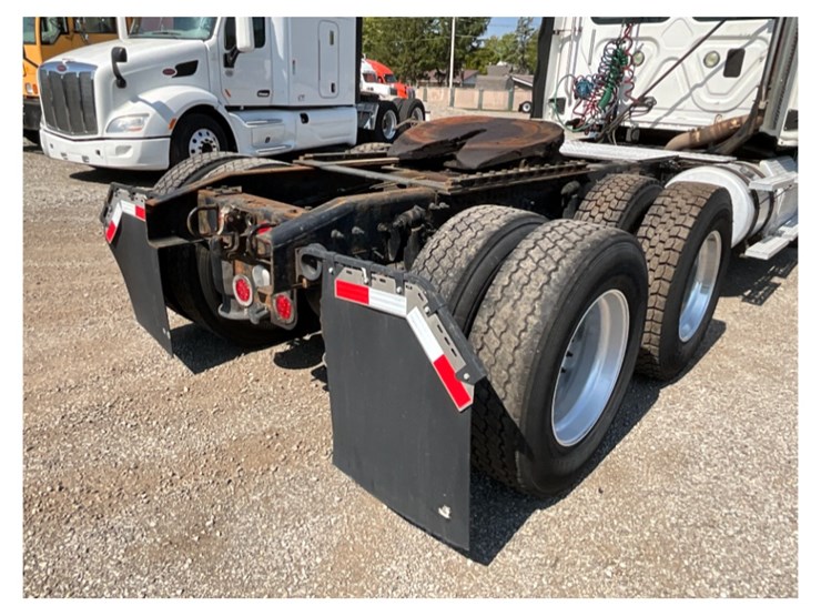 2016-freightliner-ca113-daycab-image-14