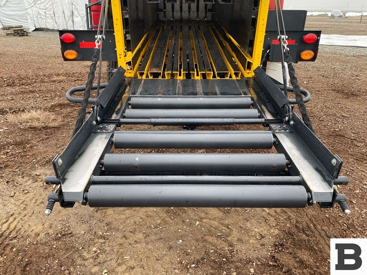 new-holland-340-image-44