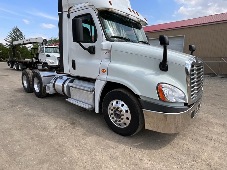 2016-freightliner-ca125-day-cab-image-7