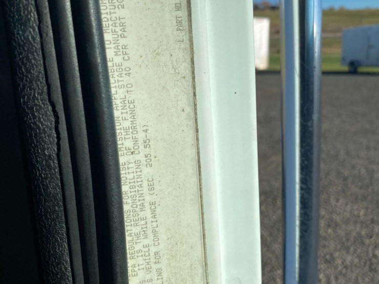 2002-freightliner-fl70-image-57