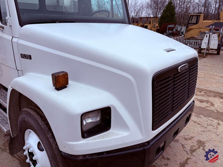 1998-freightliner-fl70-image-15