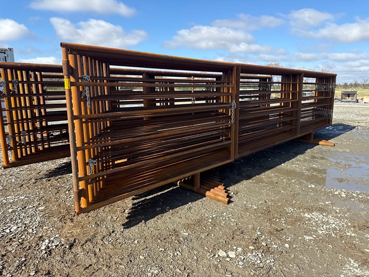 #22676-•-(9)-cattle-panels-&-(1)-gate-image-1