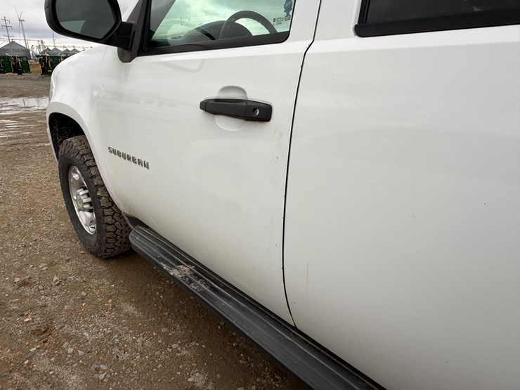 2012-chevrolet-suburban-image-11