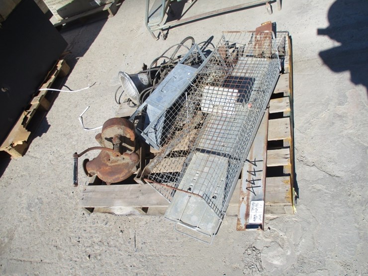 lot-of-coal-forge-blower,-image-3